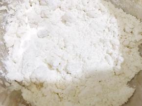 盆里加入糯米粉