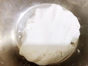 加入适量清水和成面团