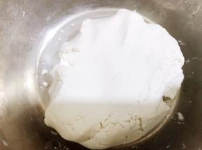 加入适量清水和成面团