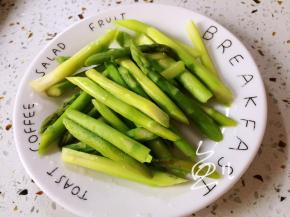 芦笋捞出沥干水分