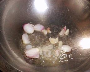 油锅烧热，放入洋葱爆香