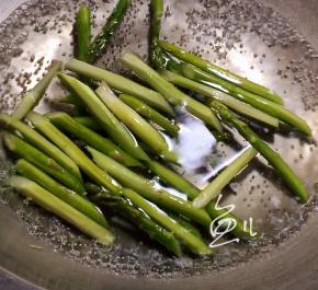 锅内烧开水，放入芦笋炒20秒