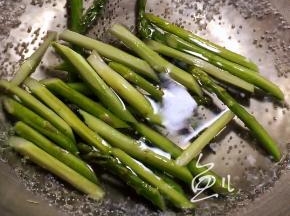 锅内烧开水，放入芦笋炒20秒