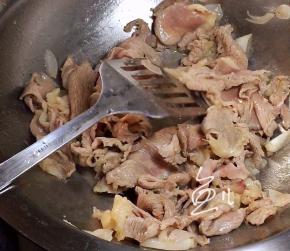 翻炒片刻，牛肉片变色即可