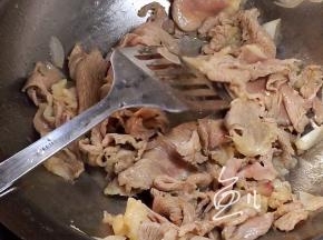 翻炒片刻，牛肉片变色即可