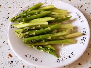 芦笋洗净斜切段