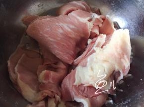 牛肉洗净切片