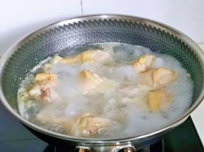 鸡腿冷水入锅焯水。