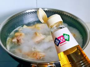 加入米醋去腥，煮2分钟捞出冷水冲洗干净。