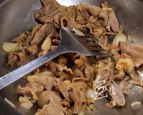 放入生抽翻炒均匀