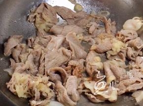 放入五香粉