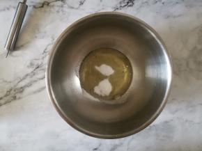蛋清和白糖倒入碗中搅拌至融化。