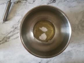 蛋清和白糖倒入碗中搅拌至融化。