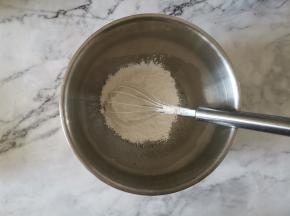 把低筋粉筛入蛋清中，搅拌至无干粉状态。