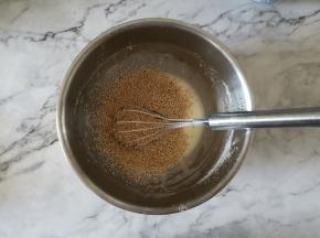 倒入玉米油和熟芝麻，搅拌均匀。