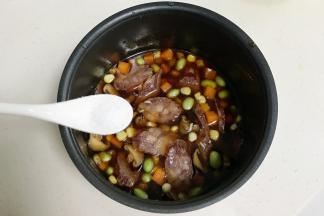 加入少许盐，稍微搅拌下。