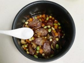 加入少许盐，稍微搅拌下。