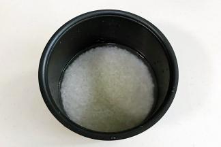 大米冲洗2～3次，加入日常煮米饭用量的清水。