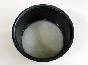 大米冲洗2～3次，加入日常煮米饭用量的清水。