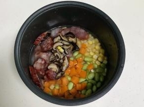 放入腊肠、香菇、胡萝卜、玉米粒和毛豆。