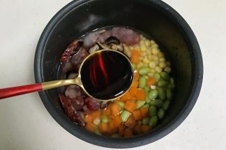 加入2/3勺生抽和1/3老抽。