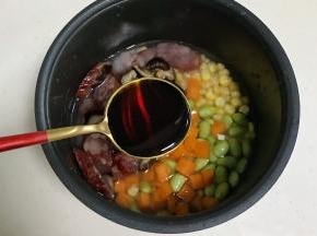 加入2/3勺生抽和1/3老抽。
