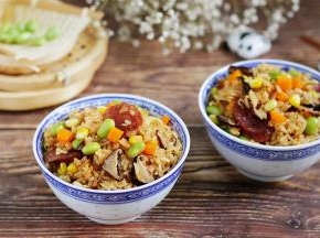 超好吃的腊肠焖饭就制作完成了。