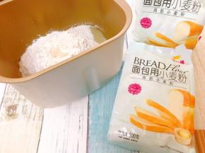 面包机桶里先放入液体材料，再放入干性材料