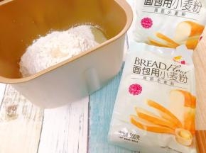 面包机桶里先放入液体材料，再放入干性材料