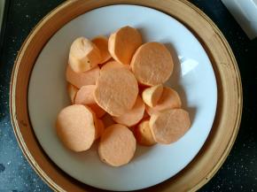 红薯洗净，削皮。切块。放入盘中