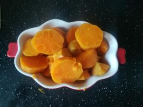 蒸好的红薯放入碗中