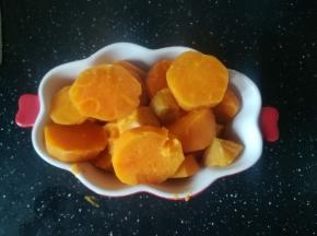 蒸好的红薯放入碗中