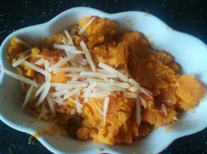 加入一些奶酪碎。混合均匀