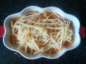 撒上一层奶酪丝