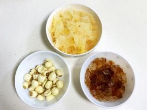 桃胶提前一晚浸泡，银耳和和莲子用温水浸泡1小时，泡发好的银耳去蒂，撕成小碎块，桃胶挑出杂质莲子去芯，分别冲洗干净。