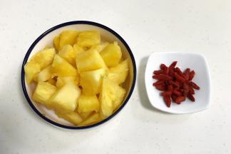 凤梨切小块，枸杞冲洗下。