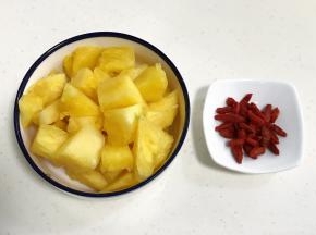 凤梨切小块，枸杞冲洗下。