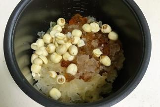 银耳、桃胶和莲子放入伊莱特素颜煲内胆中。