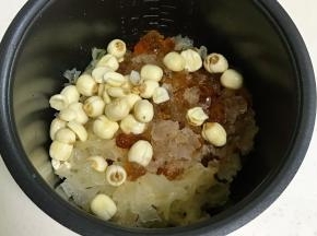 银耳、桃胶和莲子放入伊莱特素颜煲内胆中。