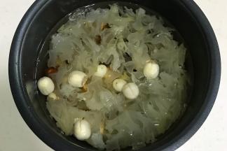 加入适量的清水。