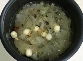 加入适量的清水。