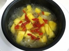 加入凤梨和枸杞子，时间到了即可食用。