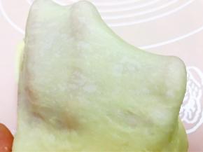 检查出膜情况，面团滚圆后放入面包机里进行一发