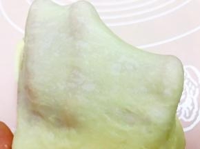 检查出膜情况，面团滚圆后放入面包机里进行一发