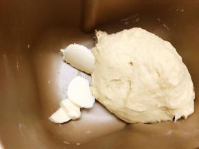 到时间后放入软化的黄油，再启动揉面程序20分钟