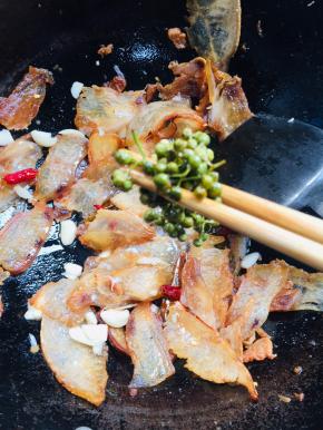 炒菜的时候，可以放入一点儿花椒油里面的新鲜花椒，别提多美味了！