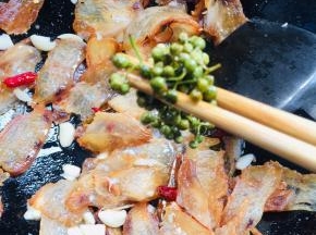 炒菜的时候，可以放入一点儿花椒油里面的新鲜花椒，别提多美味了！