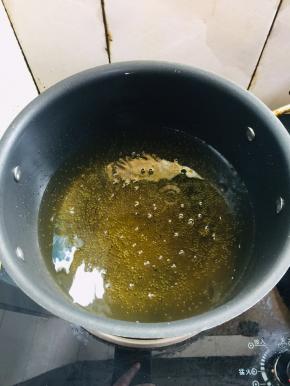 锅烧热倒入适量的油烧至七成热。