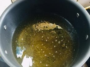 锅烧热倒入适量的油烧至七成热。