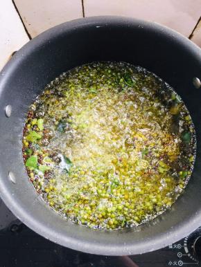 放入新鲜花椒小火熬20分钟左右。